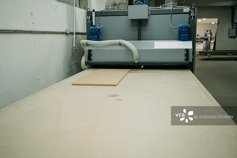 自动木工机械在工厂加工木板图片素材
