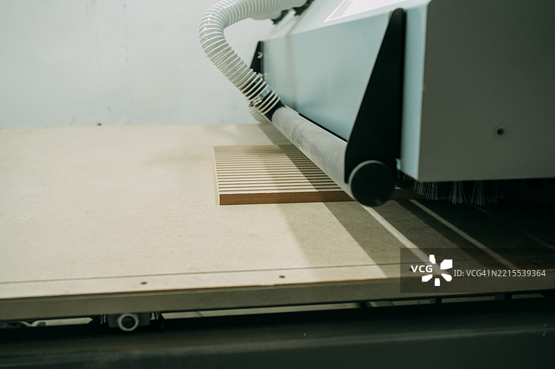 家具厂自动化机器加工木板图片素材