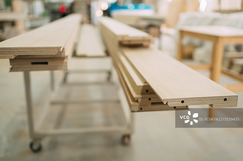 木板堆放在木工车间的金属推车上图片素材