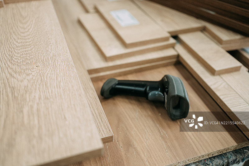 木匠在车间使用条形码扫描器进行库存管理图片素材