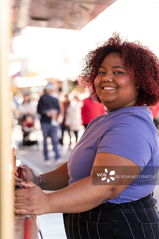 在集市上经营街头食品摊位的女性图片素材
