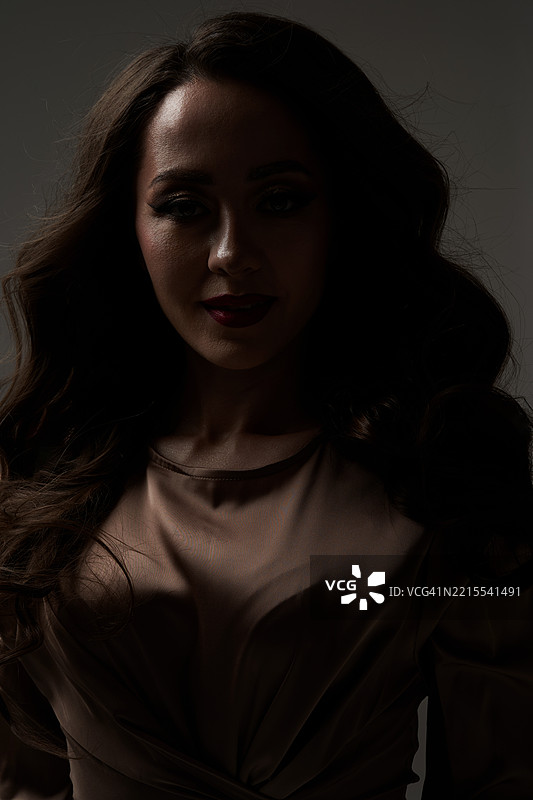 黑暗中的美丽女人。图片素材
