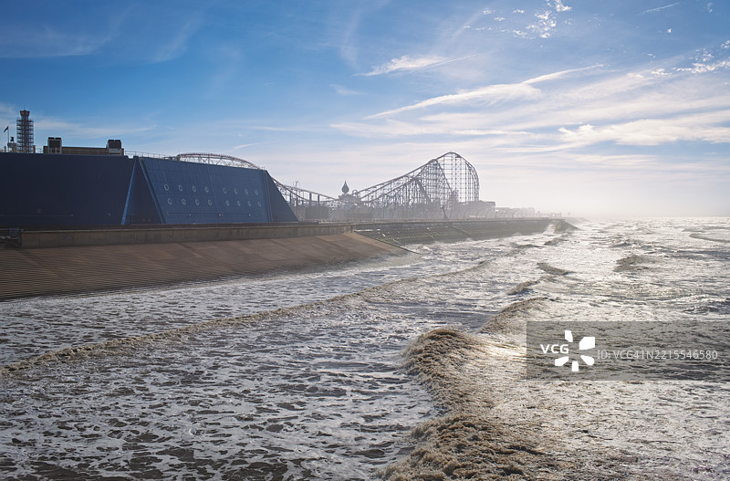 布莱克浦海岸线与海浪图片素材