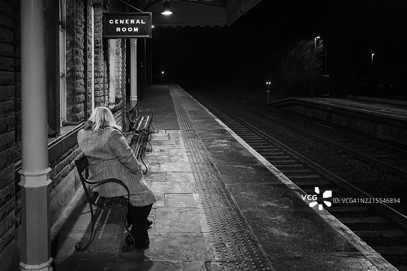 等待火车图片素材