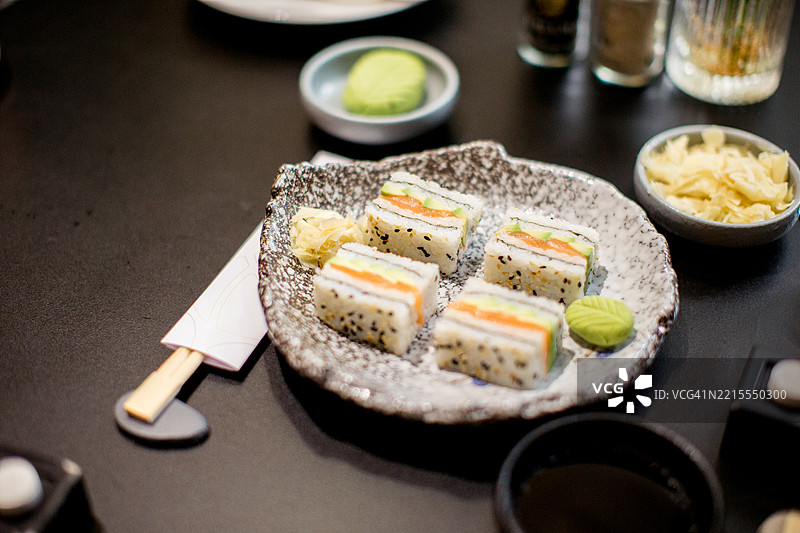 浪漫晚餐的寿司拼盘图片素材