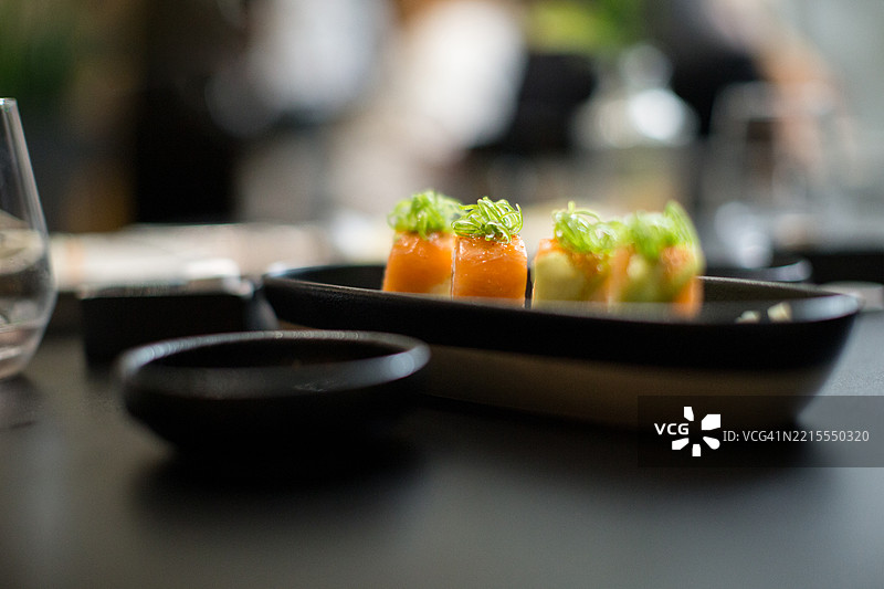 浪漫的双人晚餐上的寿司图片素材