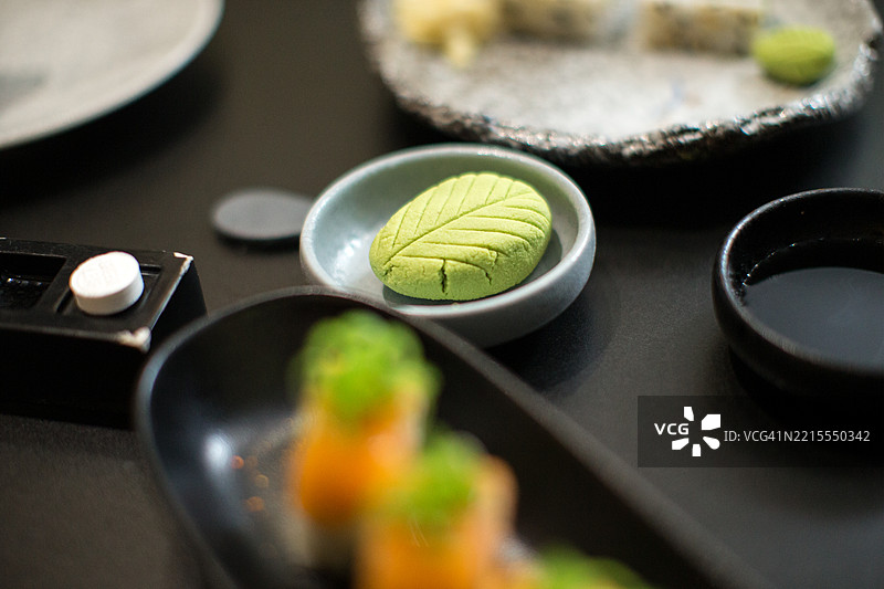 寿司拼盘上配有芥末和酱油图片素材