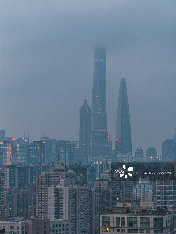 上海市中心的双子夜景图片素材