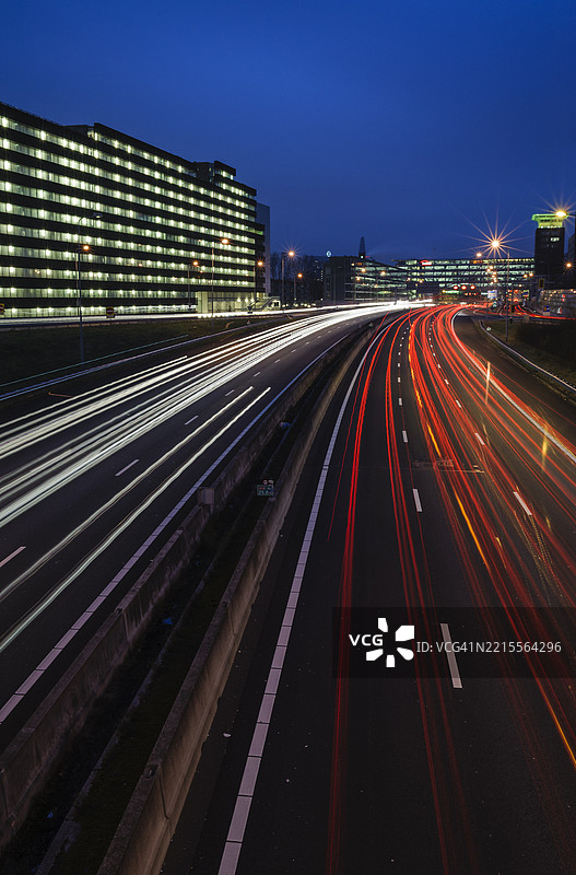 从阿姆斯特丹环路上经过的汽车留下的光线轨迹图片素材