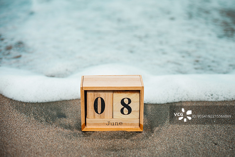 世界海洋日 - 6月8日的日历，沙滩上留有空白空间图片素材