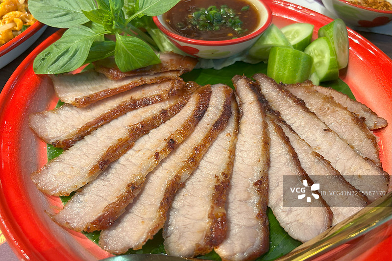 东北泰式烤香料猪肉图片素材