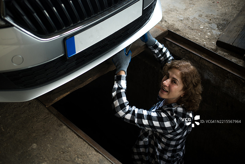 女性汽车修理工图片素材