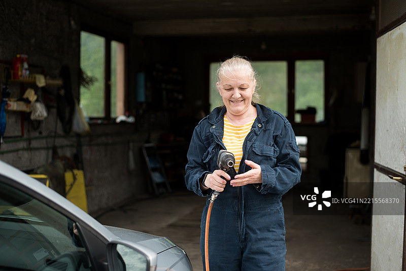 修理车间里的女性汽车修理工肖像图片素材