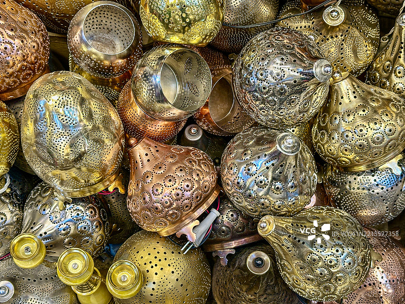 开罗哈汗·哈利利市场的传统黄铜和铜灯笼图片素材