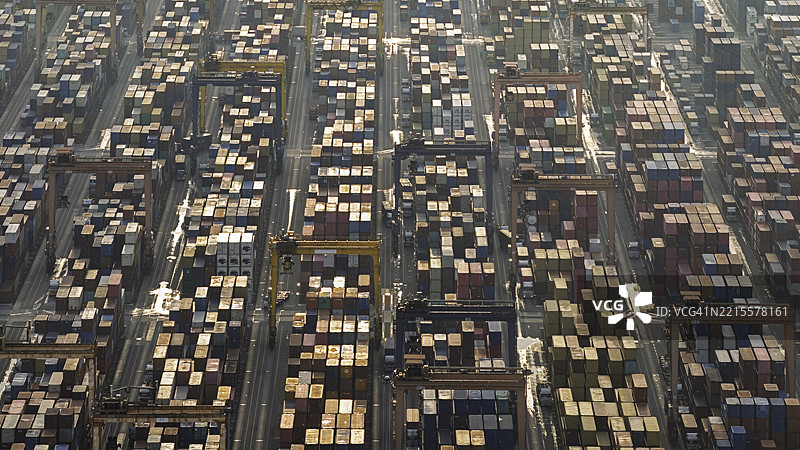 港口集装箱起重机船舶码头的鸟瞰图。图片素材