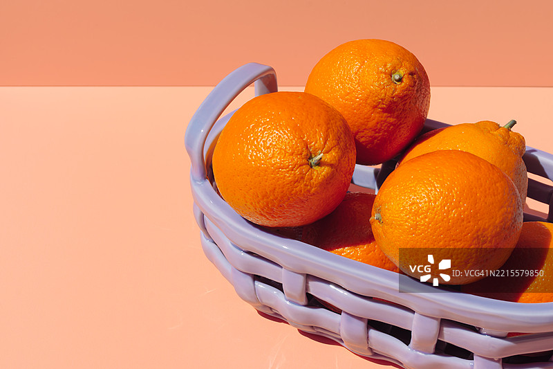 紫色水果篮中的橙子图片素材
