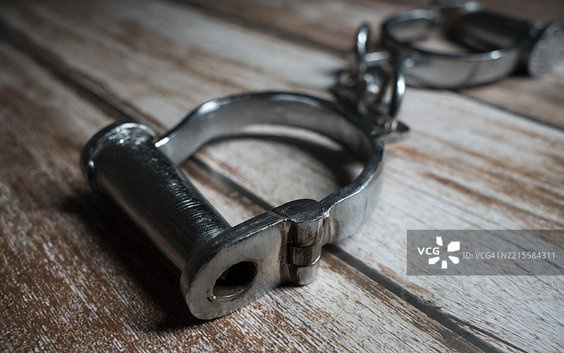 桌子上的手铐图片素材