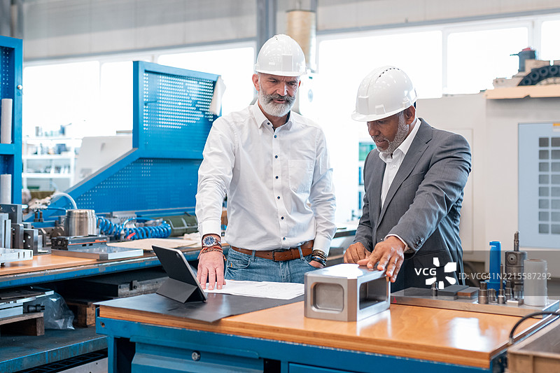 机械工程师与生产中的客户经理图片素材