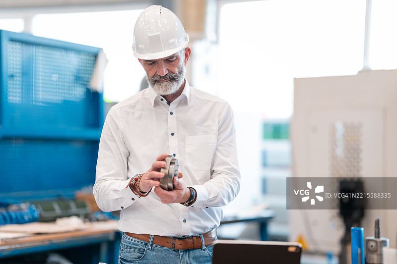 一名机械工程师在金属生产中制造机床。图片素材