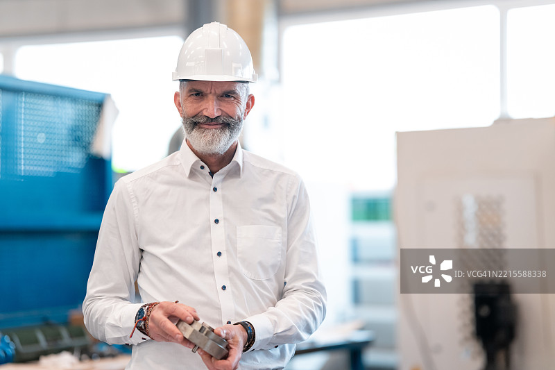 一名机械工程师在金属生产中制造机床。图片素材