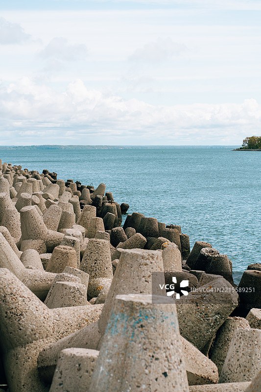 在阳光明媚的日子里，混凝土四脚架保护海岸线免受侵蚀图片素材