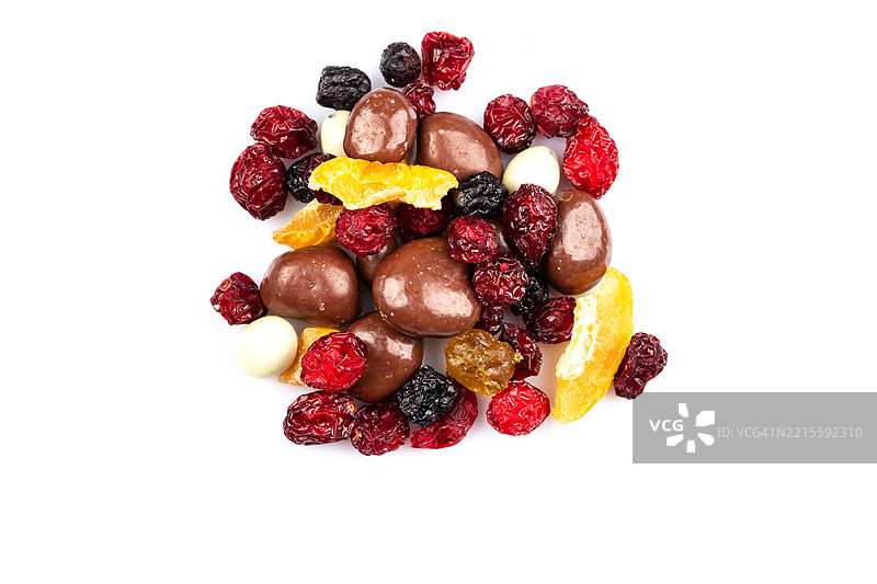 混合干果、浆果和巧克力，孤立的蔓越莓、菠萝和葡萄干，白色背景上的俯视图图片素材