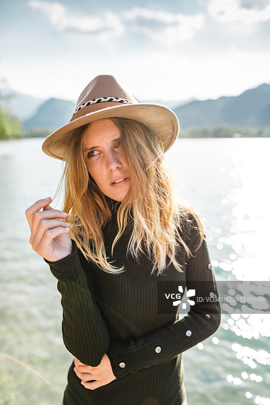 湖边戴帽子的民俗女性图片素材