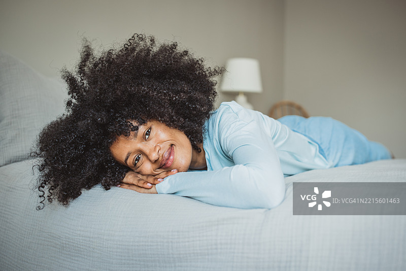 年轻女性穿着睡衣在家享受早晨时光图片素材