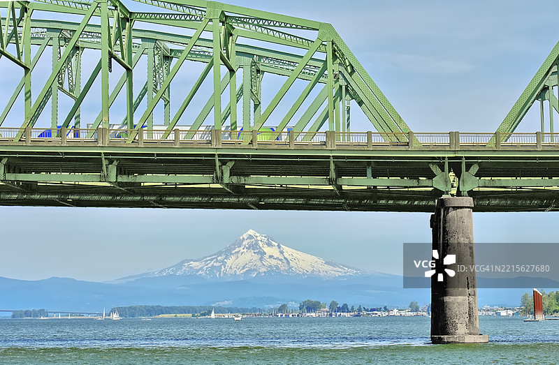 哥伦比亚州际桥与胡德山图片素材