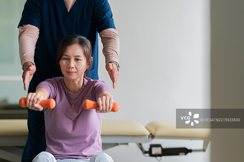健身房训练的亚洲女性，健康生活方式的库存照片图片素材