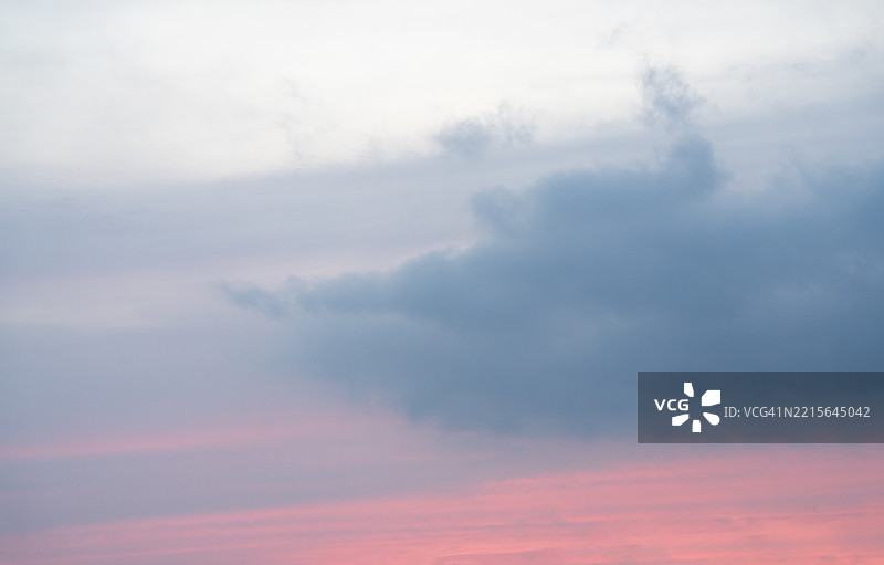 粉色天空与云彩图片素材