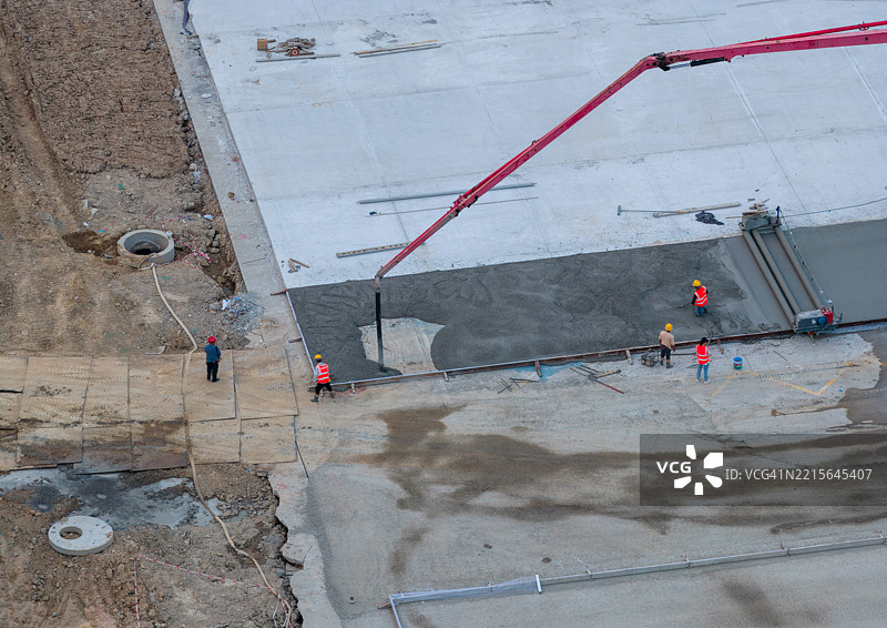 建筑工人在浇筑混凝土的鸟瞰图图片素材