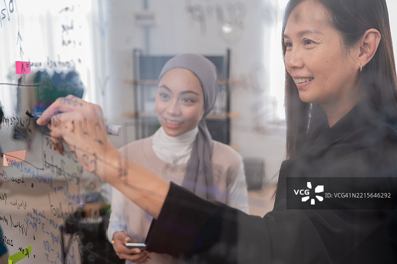 亚洲女性专业人士在教室里向学生们进行演讲图片素材