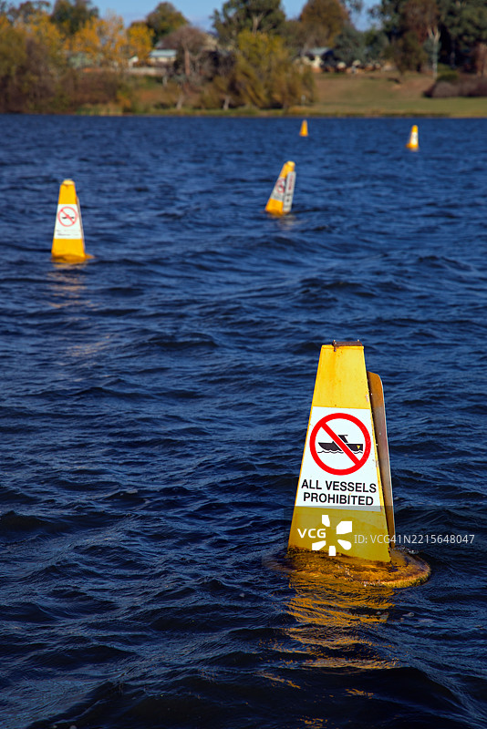 在澳大利亚首都领地堪培拉的伯利·格里芬湖上漂浮的浮标上标有“禁止所有船只通行”的警告标志图片素材