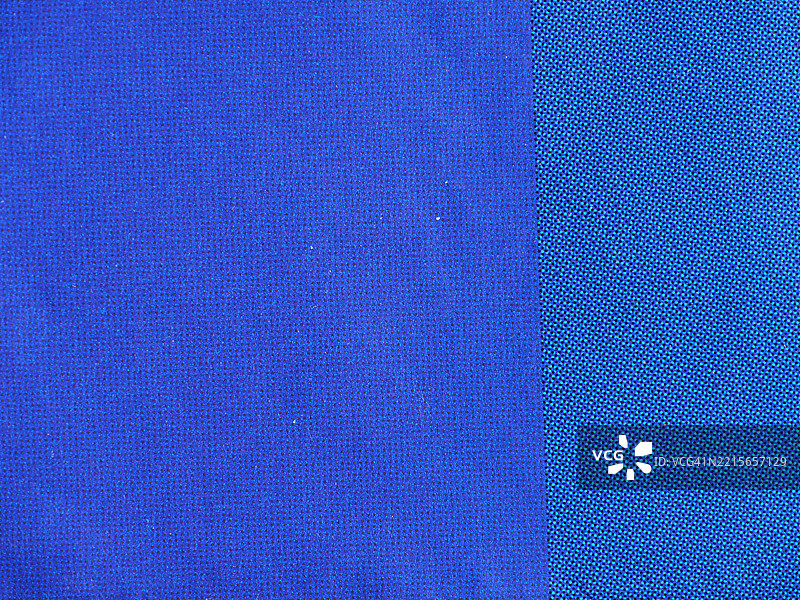 两种不同设计的黑色和青绿色圆点在蓝色背景上。偏移印刷海报的特写照片。全画幅 4:3 巴黎，法国图片素材