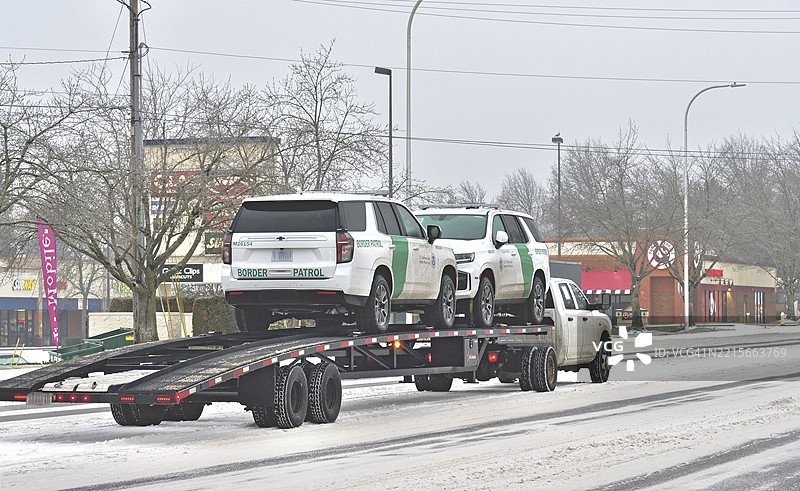 平板卡车运输边境巡逻单位图片素材