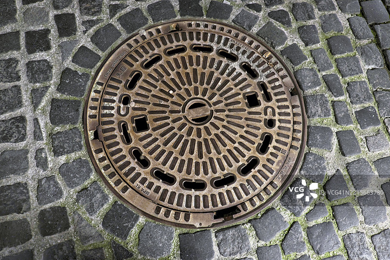 旧而沉重的铸铁井盖图片素材