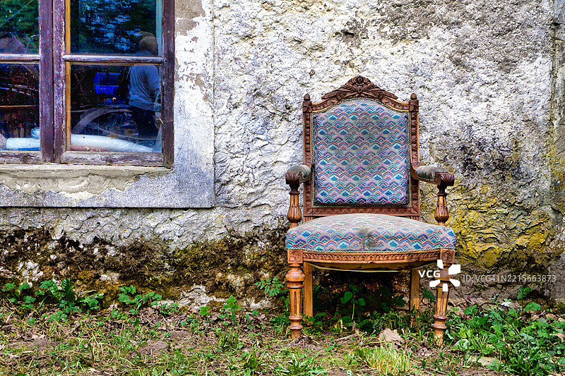 一把失落的旧扶手椅图片素材