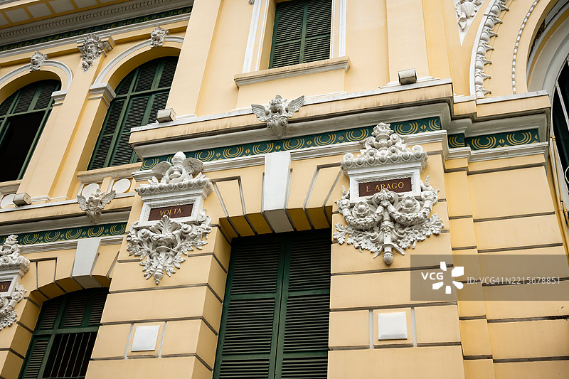 西贡中央邮局外立面的装饰性灰泥展示了古典图案、花卉图案和对称的卷轴装饰，越南胡志明市。图片素材