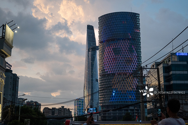 Bitexco金融大厦和IFC一号西贡以独特的设计和玻璃外立面矗立，成为胡志明市的标志性现代摩天大楼。图片素材