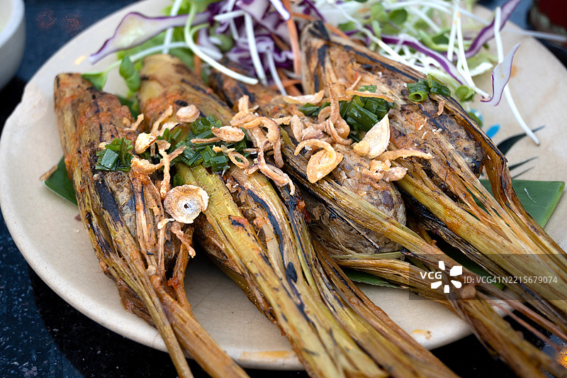 越南香茅烤猪肉串配新鲜香草和蘸酱的菜肴，越南。图片素材