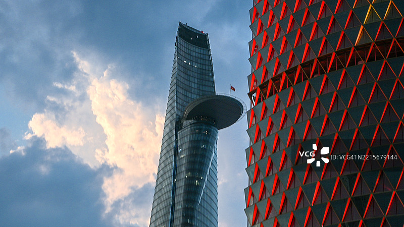 Bitexco金融大厦和IFC一号西贡以独特的设计和玻璃外立面矗立，成为胡志明市的标志性现代摩天大楼。图片素材