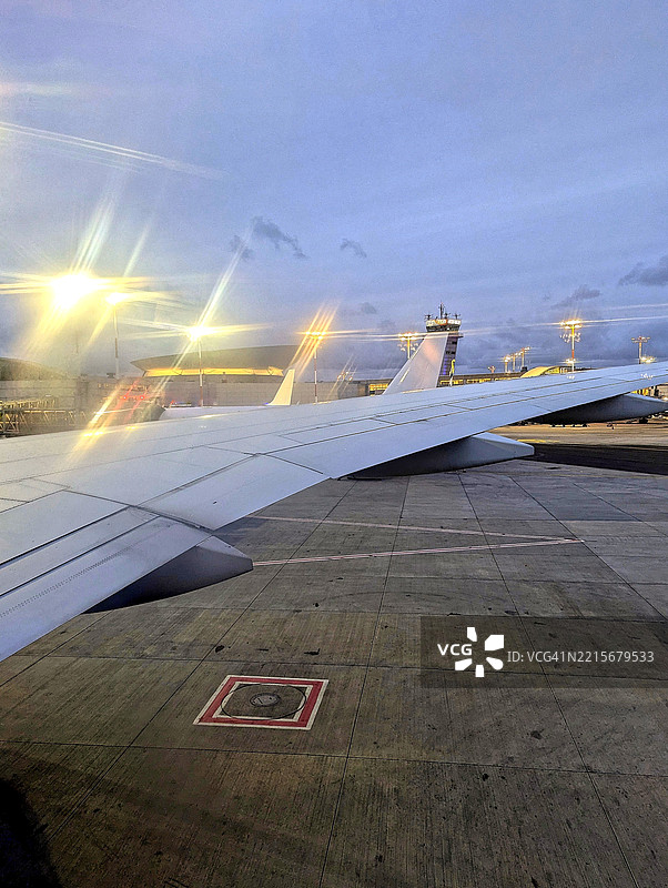 黄昏时分的机场照明图片素材