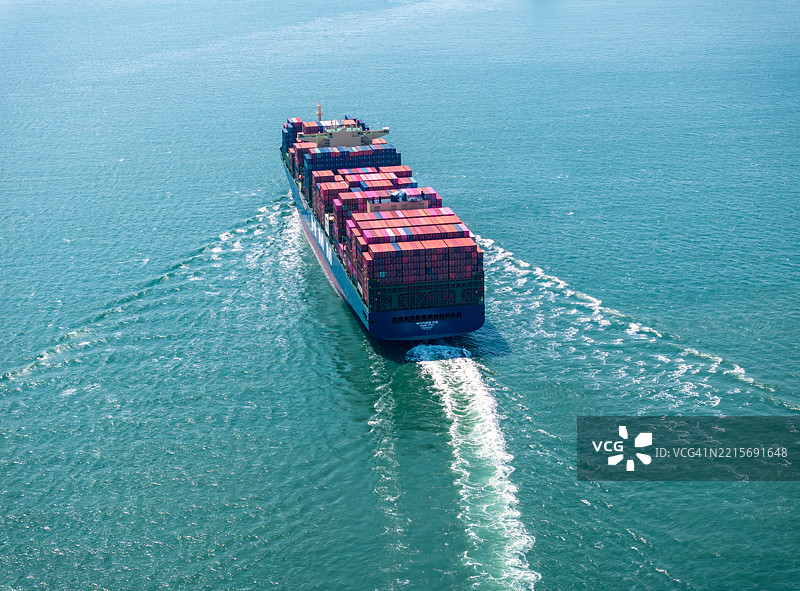 HMM集装箱船在海上航行。中国山东省青岛市图片素材