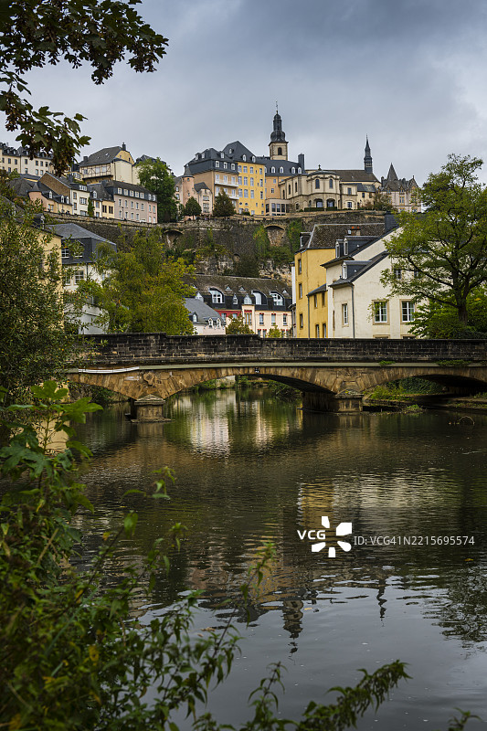 从阿尔泽特河俯瞰卢森堡市下城区到上城区的景色图片素材