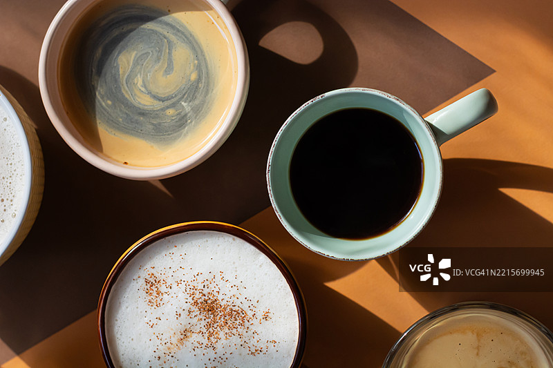 不同呈现方式的早晨咖啡，背景为橙色和陶土色。各种咖啡饮品。图片素材