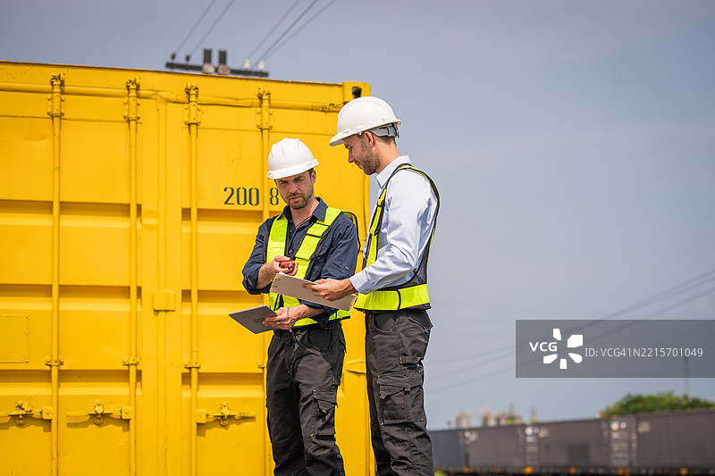 工业工程师或工人在运输铁路和集装箱运输中的物流检查是团队合作的物流管理和现代工业。图片素材