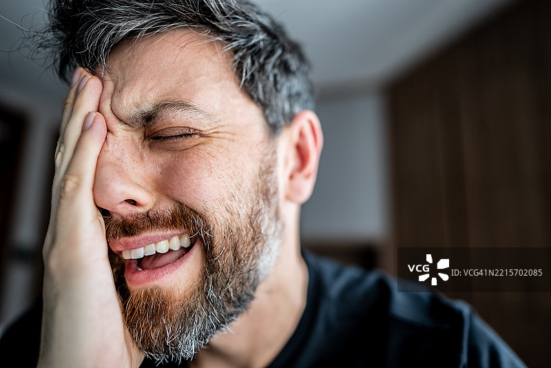 特写镜头下的痛苦男子表达出强烈的沮丧情绪图片素材