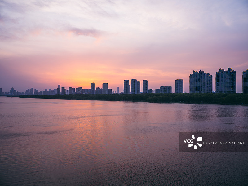 城市中的河流在日落时分图片素材