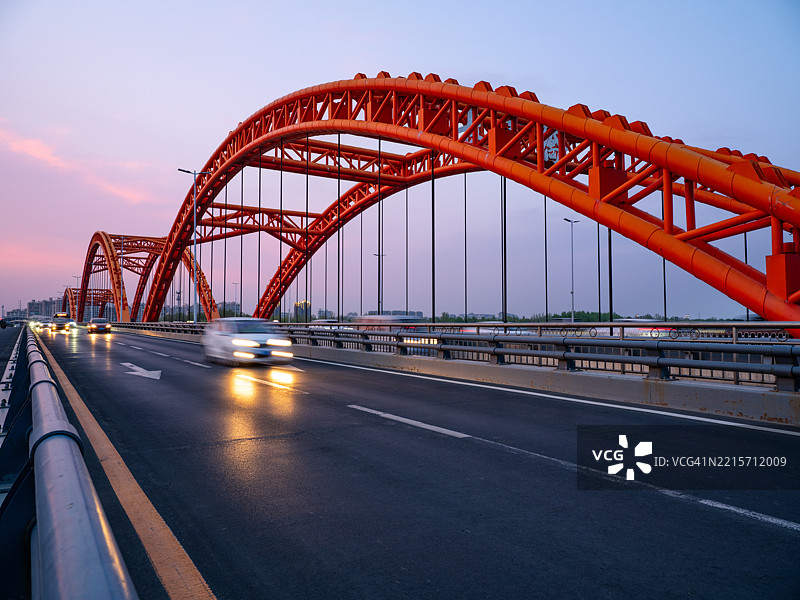 黄昏时分的红桥图片素材